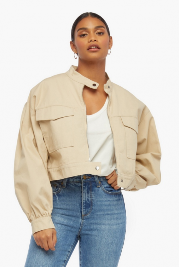 Jaket crop berwarna pastel dengan lengan puff